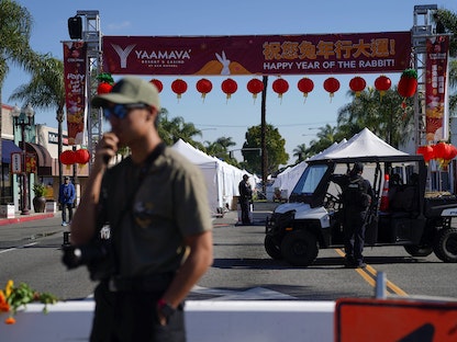 الشرطة في مكان إطلاق النار الذي وقع خلال احتفال السنة القمرية الصينية الجديدة في مونتيري بارك بولاية كاليفورنيا- في 22 يناير 2023. - REUTERS