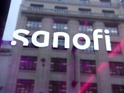 انعكاس للشعار الجديد لمجموعة الأدوية الفرنسية "Sanofi" باريس - 4 فبراير 2022 - AFP