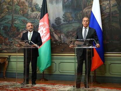 وزير الخارجية الروسي سيرجي لافروف، مع وزير الخارجية الأفغاني محمد حنيف، خلال مؤتمر صحافي في موسكو - 26 فبراير 2021 - via REUTERS