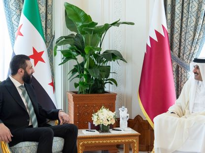 أمير قطر الشيخ تميم بن حمد آل ثاني خلال استقباله الرئيس السوري أحمد الشرع في الديوان الأميري بالدوحة، 15 أبريل 2025 - Reuters
