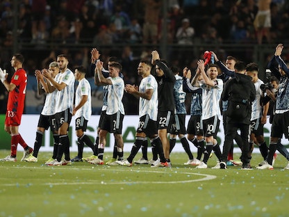 لاعبو المنتخب الأرجنتيني يحتفلون بالتأهل إلى كأس العالم 2022 - REUTERS