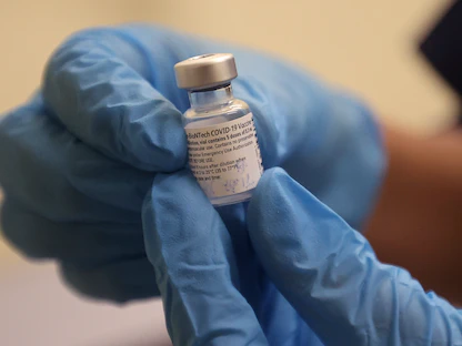 رؤساء وقادة يبادرون إلى تلقي لقاح كورونا.. تعرف إليهم