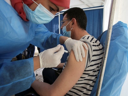 رجل يتلقى لقاحاً مضاداً لفيروس كورونا في العاصمة الجزائر -6 يونيو 2021 - REUTERS