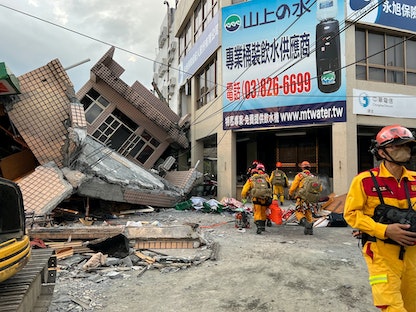رجال إطفاء يعملون في الموقع الذي انهار فيه مبنى أعقاب زلزال بقوة 6.8 درجة في يولي، جزيرة هواليان، تايوان، 18 سبتمبر 2022. - Reuters