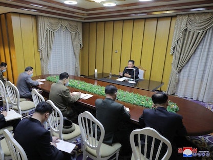 رئيس كوريا الشمالية كيم جونج أون خلال اجتماع لبحث تفاقم أزمة جائحة كورونا في البلاد، في العاصمة سول- 13 مايو 2022 - وكالة أنباء كوريا الشمالية
