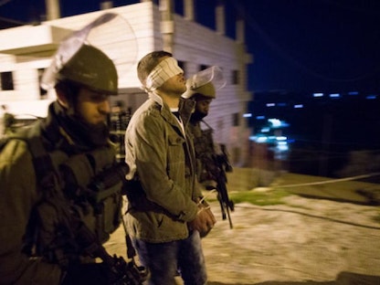 القوات الإسرائيلية تعتقل أحد الفلسطينين - 7 أبريل 2022 - wafa.ps