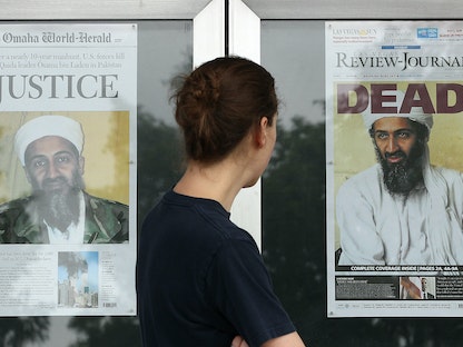 عناوين صحف تتناول قتل الجيش الأميركي لزعيم تنظيم "القاعدة" السابق أسامة بن لادن أمام متحف النيوزيوم  في واشنطن -  2 مايو 2011 - Mark Wilson