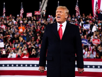 الرئيس الأميركي دونالد ترمب خلال تجمّع انتخابي في ولاية جورجيا - 5 ديسمبر 2020   - REUTERS