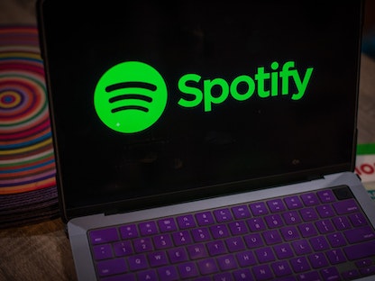 شعار Spotify على جهاز كمبيوتر محمول في Hastings-on-Hudson، نيويورك، الولايات المتحدة، 25 يناير 2023 - Bloomberg