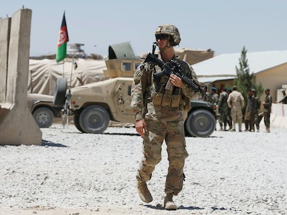 جندي أميركي يراقب قاعدة للجيش الوطني الأفغاني في ولاية لوغار - 5 أغسطس 2018 - REUTERS