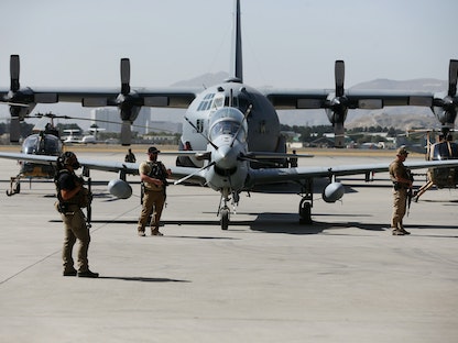 عناصر الجيش الأميركي يقفون بجانب طائرة A-29 Super Tucano في كابول، أفغانستان. - REUTERS