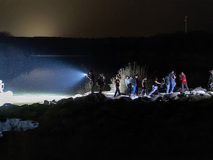 مهاجرون يعبرون من المكسيك إلى ولاية تكساس الأميركية - AFP