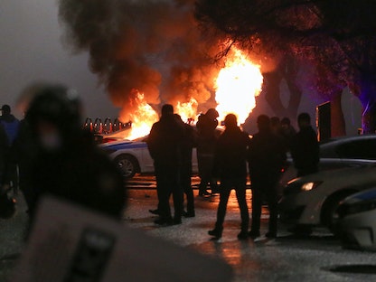 صورة تظهر سيارة شرطة محترقة خلال احتجاج بعد قرار السلطات الكازاخستانية رفع أسعار الغاز المسال في ألماتي، كازاخستان، 5 يناير 2022 - REUTERS