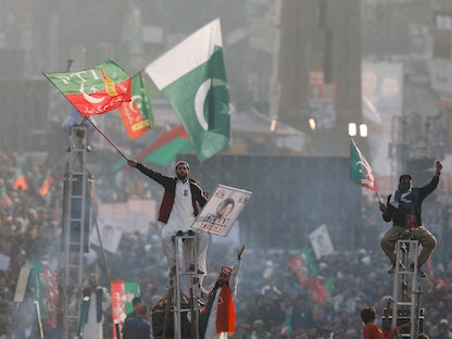 أنصار رئيس الوزراء الباكستاني السابق عمران خان في احتجاجات بمدينة روالبندي- 26 نوفمبر 2022 - REUTERS