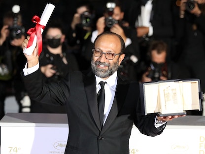 المخرج أصغر فرهادي الفائز بالجائزة الكبرى في مهرجان "كان" السينمائي الرابع والسبعون في مدينة "كان"، فرنسا- 17 يوليو 2021. - REUTERS