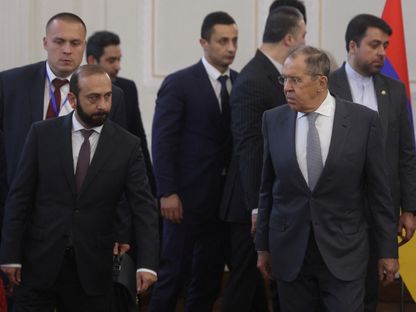وزير الخارجية الروسي سيرجي لافروف ووزير الخارجية الأرميني أرارات ميرزويان يحضران قمة المنصة الإقليمية (3 + 3) في طهران، إيران، 23 أكتوبر 2023 - Reuters
