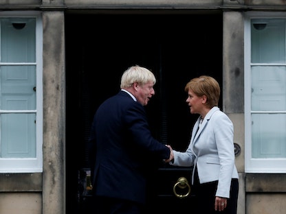 رئيس الوزراء البريطاني، بوريس جونسون، ورئيسة الوزراء الاسكتلندية نيكولا ستورجون - REUTERS