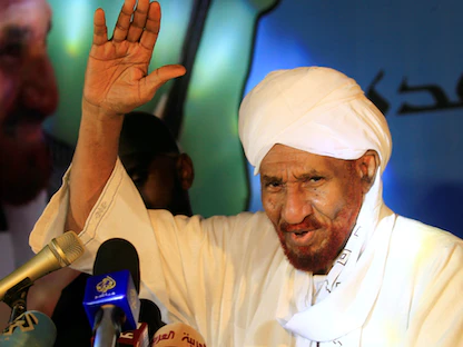 زعيم حزب الأمة القومي السوداني الصادق المهدي يلوح لأنصاره بعد عودته من منفاه للعاصمة السودانية، 19 ديسمبر 2018 - REUTERS