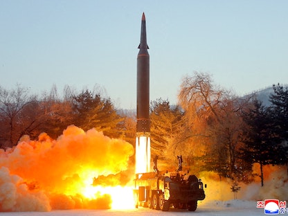 اختبار لإطلاق صاروخ تفوق سرعته سرعة الصوت في مكان غير معروف في كوريا الشمالية. 5 يناير 2022 - via REUTERS