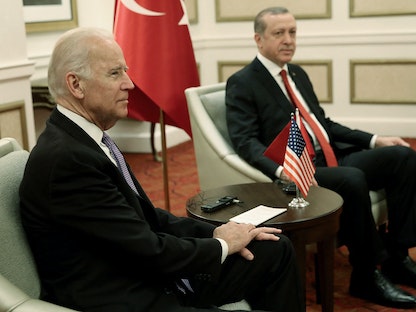 الرئيس التركي رجب طيب أردوغان والرئيس الأميركي جو بايدن، حين كان نائباً للرئيس، خلال لقاء سابق في واشنطن - 03 مارس 2016 - AFP