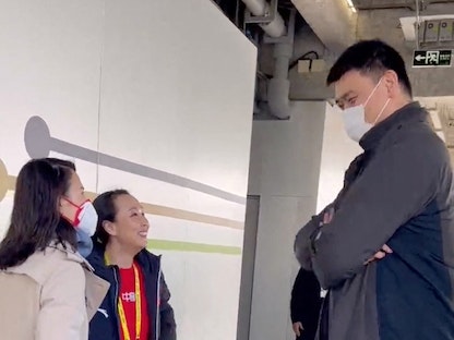 لاعبة التنس الصينية بينج شواي تتحدث إلى نجم كرة السلة الأميركية السابق ياو مينج خلال حدث في شنغهاي - 19 ديسمبر 2021 - REUTERS