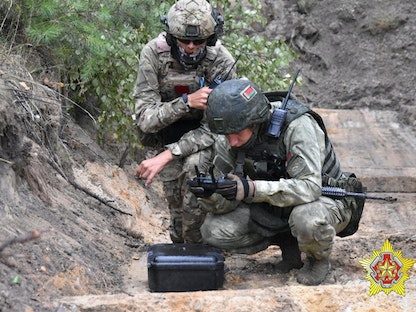 جندي بيلاروسي ومقاتل في جماعة فاجنر الروسية الخاصة خلال تدريبات مشتركة في بريس، في بيلاروس- 20 يوليو 2023 - via REUTERS