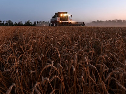 حصاد محصول القمح في حقل بالقرب من قرية في منطقة روستوف، روسيا. 13 يوليو 2021 - REUTERS
