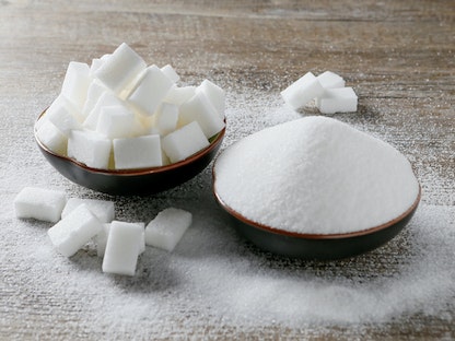 السكر الأبيض ومكعبات السكر في صورة توضيحية. 16 ديسمبر 2018 - REUTERS