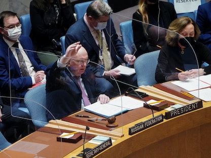 المندوب الروسي الدائم لدى الأمم المتحدة فاسيلي نيبينزيا خلال جلسة التصويت على مشروع قرار بشأن أوكرانيا في مجلس الأمن - 25 فبراير 2022 - REUTERS