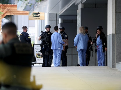 رجال شرطة قرب موقع إطلاق النار في مستشفى بمدينة أتلانتا عاصمة ولاية جورجيا جنوب الولايات المتحدة. 3 مايو 2023 - REUTERS