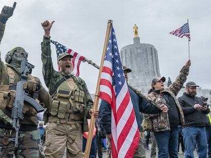 أنصار مسلحين للرئيس الأميركي دونالد ترمب في ولاية أوريغون - 6 يناير 2021 - AFP