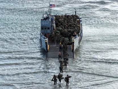 جنود مشاة البحرية الأميركية خلال عمليات إنزال برمائية في بورتوريكو بالبحر الكاريبي. 9 ديسمبر 2025 - Reuters