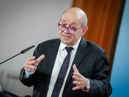 وزير الخارجية الفرنسي جان إيف لودريان خلال مؤتمر صحافي في برلين - 23 فبراير 2022 - REUTERS