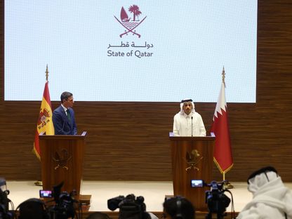رئيس الوزراء الإسباني بيدرو سانشيز (يسار) ونظيره القطري الشيخ محمد بن عبد الرحمن يعقدان مؤتمراً صحافياً مشتركاً في الدوحة. 3 أبريل 2024 - AFP