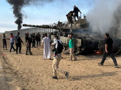 فلسطينيون يعتلون دبابة إسرائيلية عقب الهجوم على بلدات جنوب إسرائيل. 7 أكتوبر 2025 - Reuters