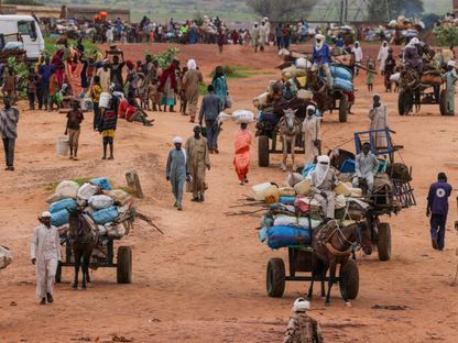 سودانيون يفرون من الحرب في إقليم دارفور يعبرون الحدود إلى تشاد المجاورة. 4 أغسطس 2023 - AFP