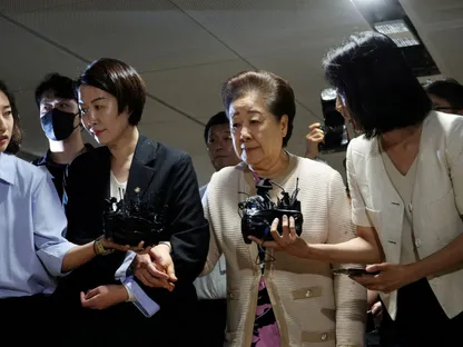 هان هاك-جا، زعيمة كنيسة التوحيد تصل إلى مكتب الادعاء الخاص للاستجواب على خلفية اتهامات بتقديم رشى إلى زوجة الرئيس المعزول يون سوك يول، سول، 17 سبتمبر 2025 - REUTERS