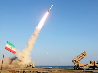 صورة أرشيفية لقوات إيرانية خلال تدريبات عسكرية بالقرب من مضيق هرمز. 31 ديسمبر 2022 - Reuters