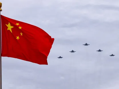 طائرات J-20S الصينية من الجيل الخامس تحلق خلال تدريبات عرض عسكري في بكين بالصين. 24 أغسطس 2025 - REUTERS