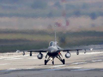 طائرة F-16 تابعة للقوات الجوية التركية تهبط في قاعدة إنجرليك الجوية بمدينة أضنة. 11 أغسطس 2015 - REUTERS