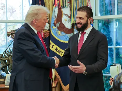 الرئيس الأميركي دونالد ترمب والرئيس السوري أحمد الشرع في البيت الأبيض بواشنطن العاصمة، 10 نوفمبر 2025 - AFP