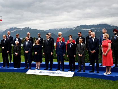 وزراء المالية والخزانة محافظو البنوك المركزية في صورة خلال اجتماع وزراء مجموعة السبع في ستريسا بإيطاليا. 24 مايو 2024 - AFP