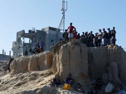 نازحون فلسطينيون ينتظرون العودة إلى الشمال بعد أن صادقت الحكومة الإسرائيلية على اتفاق لوقف إطلاق النار مع حركة حماس، وسط قطاع غزة، 10 أكتوبر 2025. - REUTERS