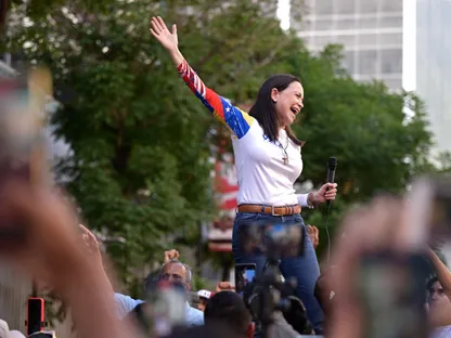 زعيمة المعارضة الفنزويلية ماريا كورينا ماتشادو تلوح لأنصارها في احتجاج قبل تنصيب الرئيس نيكولاس مادورو لولايته الثالثة، كاراكاس، فنزويلا. 9 يناير 2025 - REUTERS