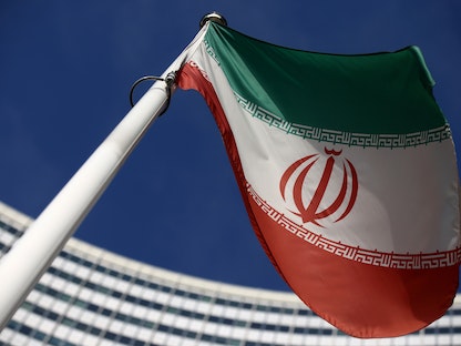 رفع العلم الإيراني أمام مقر الوكالة الدولية للطاقة الذرية في فيينا، 1 مارس 2021 - REUTERS