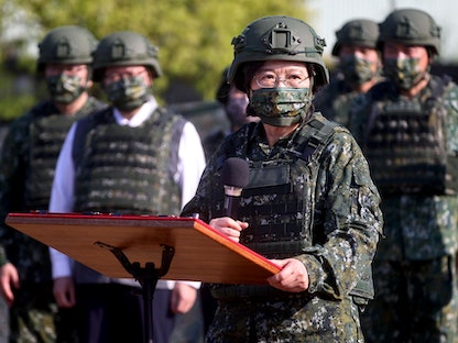 رئيسة تايواني تساي إينج وين خلال تفقدها قوات الاحتياط في الجيش، 12 مارس 2022. - REUTERS