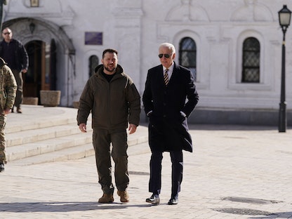 الرئيس الأميركي جو بايدن يسير بجوار نظيره الأوكراني فولوديمير زيلينسكي بعد وصوله في زيارة مفاجئة إلى كييف- 20 فبراير 2023 - AFP