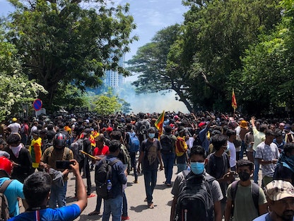 متظاهرون في سريلانكا يشاركون في احتجاج مناهض للحكومة خارج مكتب رئيس الوزراء بينما تطلق قوات الأمن قنابل الغاز في كولومبو - 13 يوليو 2022 - AFP