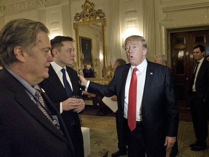 الرئيس الأميركي السابق دونالد ترمب مع الرئيس التنفيذي لشركتَي "سبيس إكس" و"تيسلا" إيلون ماسك في البيت الأبيض - 3 فبراير 2017 - AFP