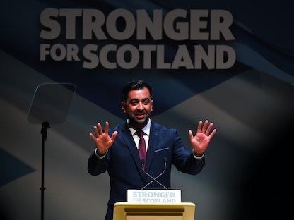 رئيس حكومة اسكتلندا حمزة يوسف خلال مؤتمر للحزب الوطني الاسكتلندي في مدينة دندي باسكتلندا- 24 يونيو 2023 - AFP